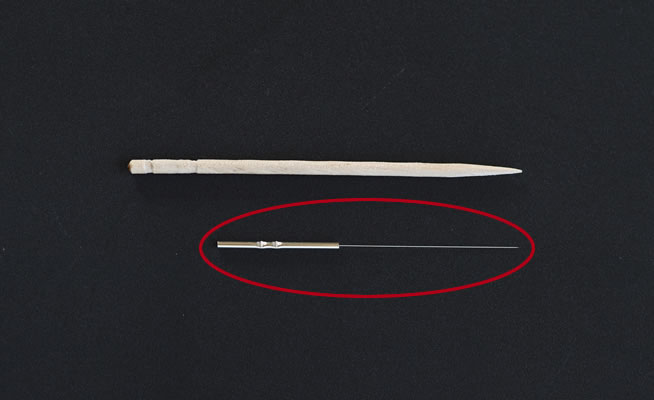 使用する鍼は 注射針の50分の1程の細さです