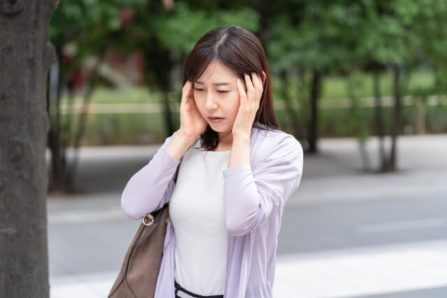 頭痛の女性