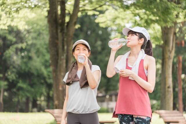 散歩中の女性