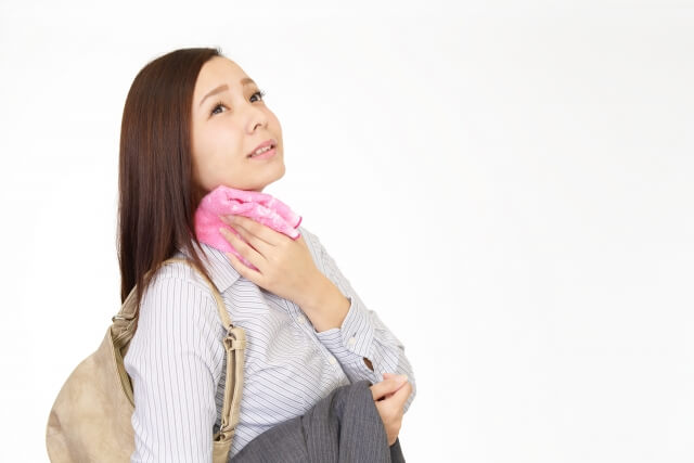 汗をかく女性