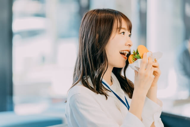 食事中の女性