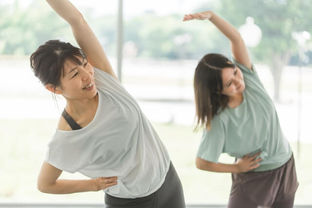 体操をする女性