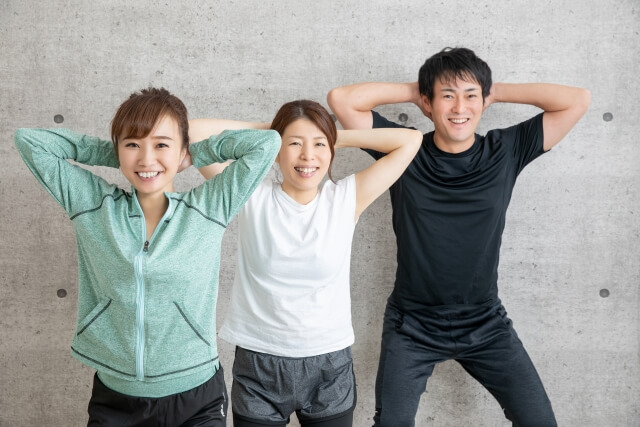 スクワットをする男女