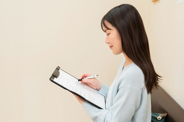 カウンセリング表に記入する女性