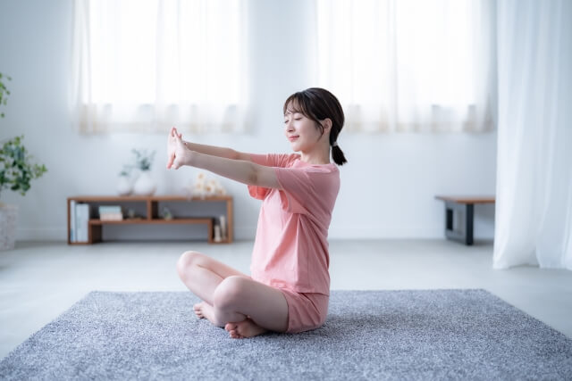 ストレッチをする女性