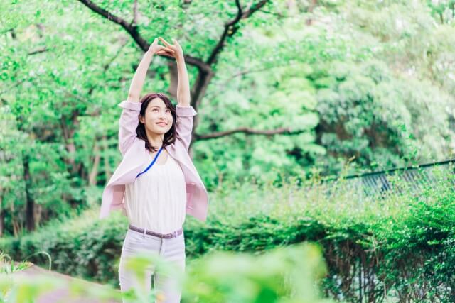 散歩する女性